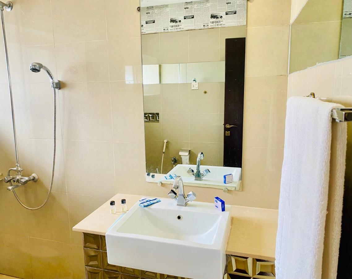 Hotel Royal One Multán Kültér fotó